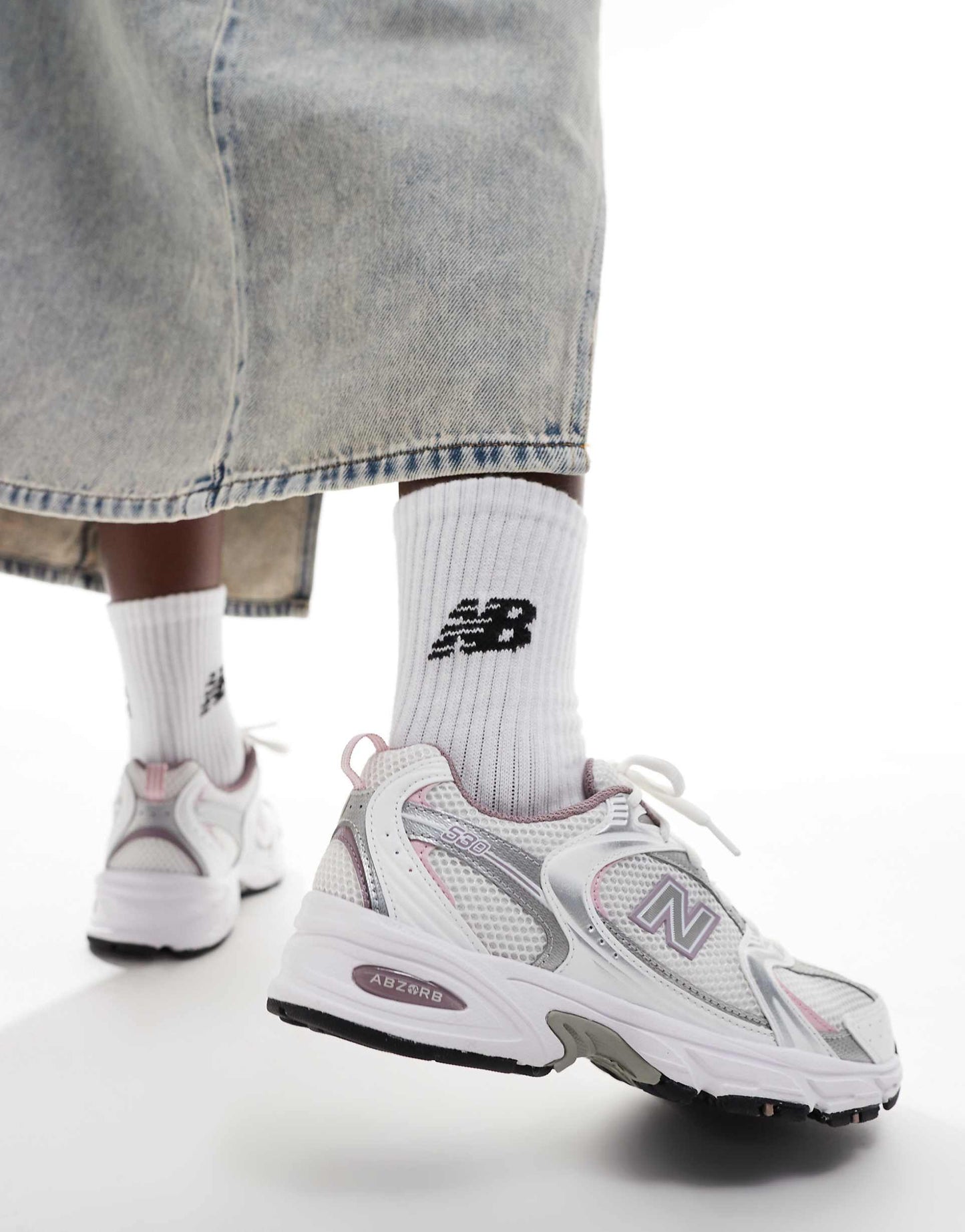 New Balance 530 trainers in white with pink details