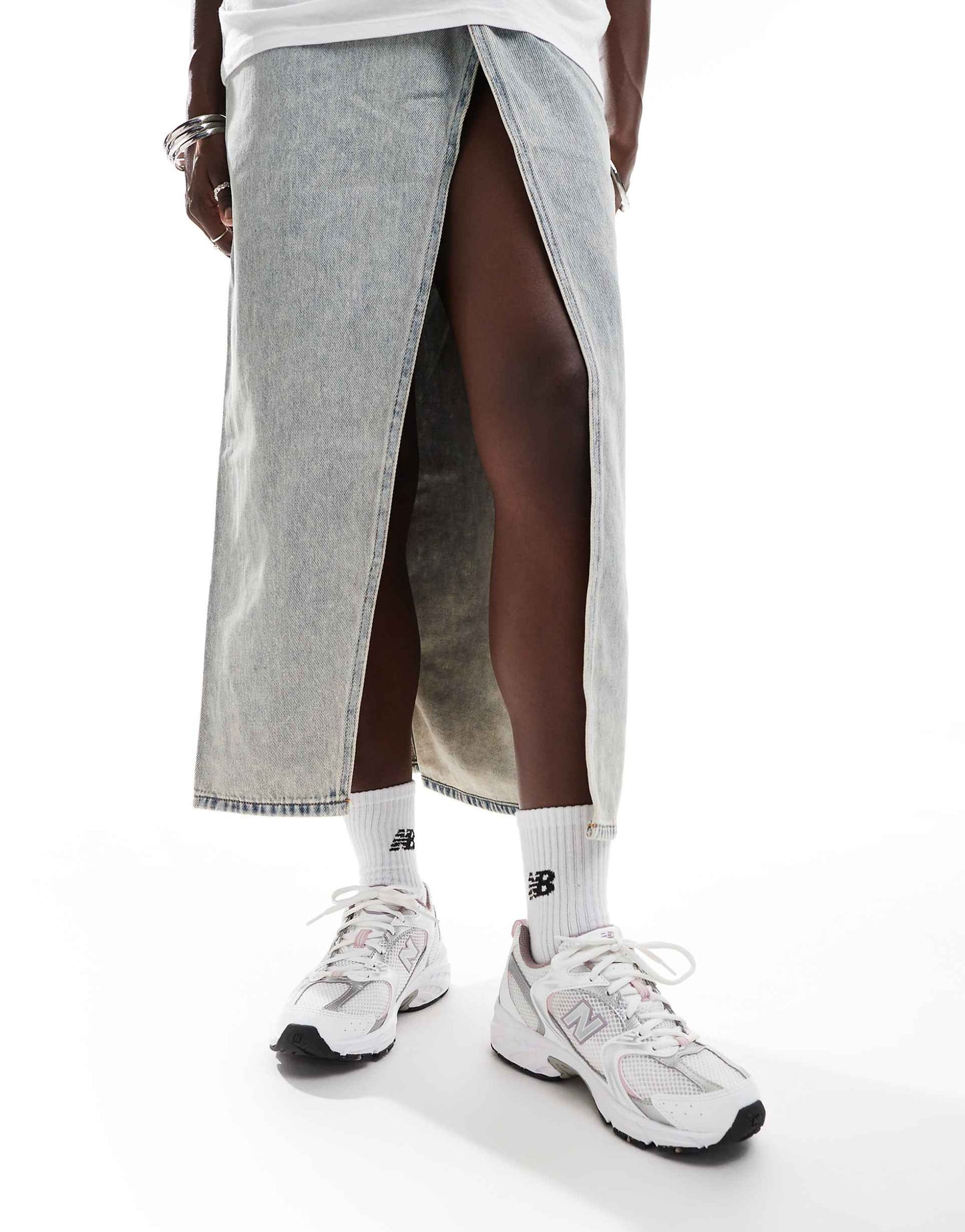 New Balance 530 trainers in white with pink details