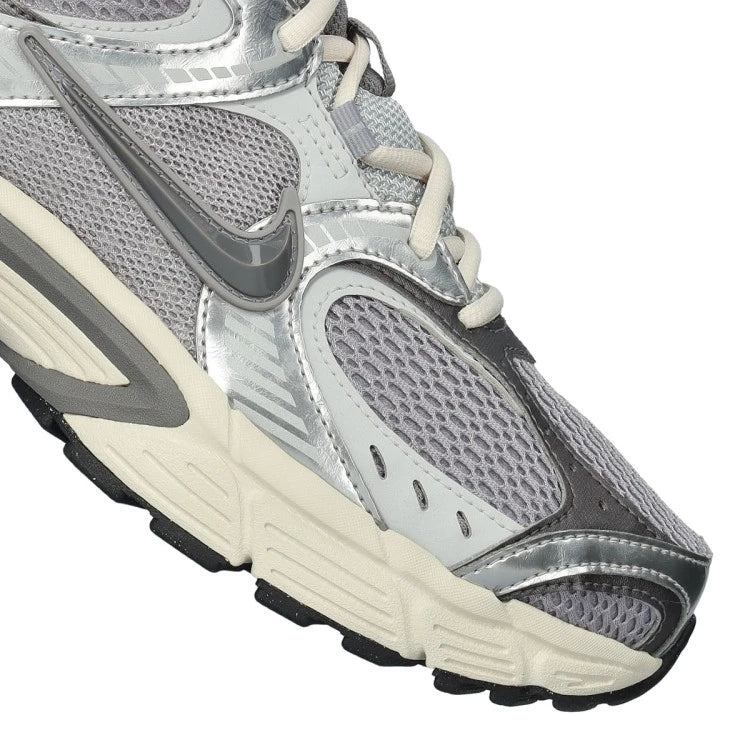 Nike V5 RNR sneakers in gray and silver